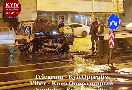 У Києві Peugeot влетів в опору мосту і спалахнув: момент ДТП