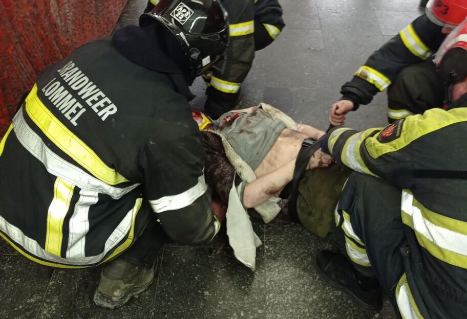 У Києві дівчина стрибнула під поїзд метро - відео моменту - фото 1
