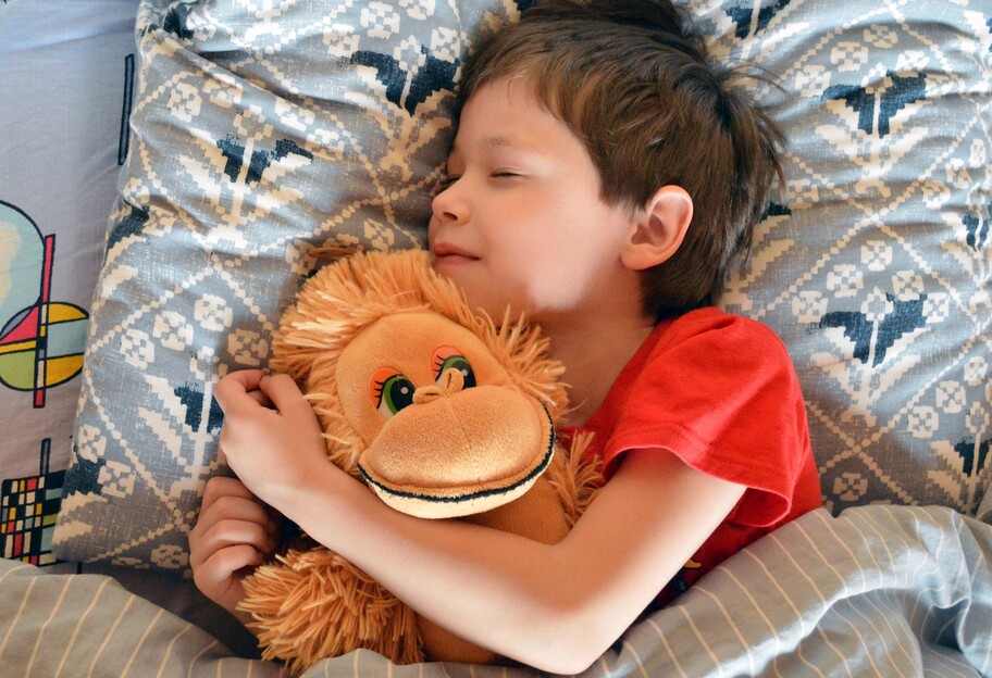 Скрипит зубами во сне - Комаровский сказал, когда ребенка надо показать врачу - фото 1