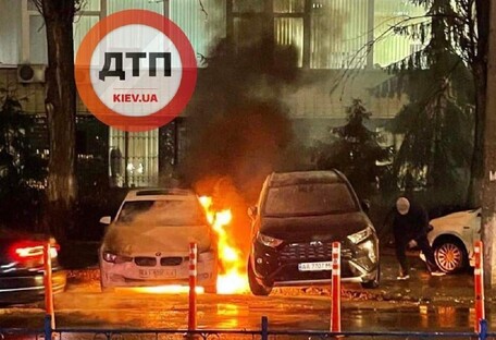 В Киеве неизвестный поджег BMW и попался на камеру (видео)