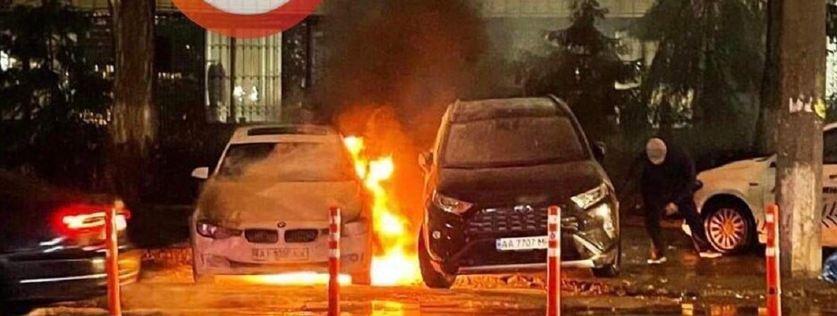 В Киеве неизвестный поджег BMW и попался на камеру (видео)