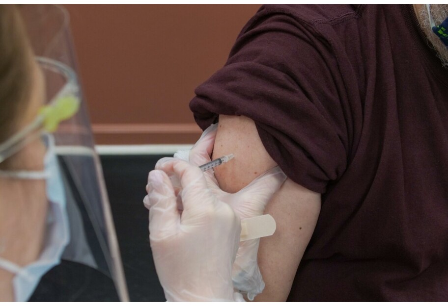Приніс силіконову руку - в Італії чоловік підставив для уколу вакцини фейкову кінцівку - фото 1