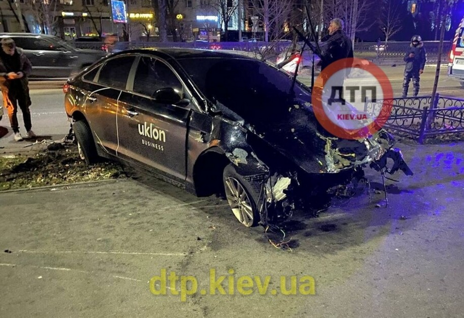 ДТП в Киеве с такси Uklon - машину перевернуло в воздухе, видео  - фото 1