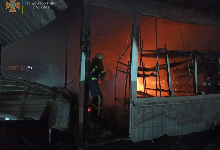 Пожар в Киеве – огонь охватил рынок Оболонь – фото, видео - фото 1