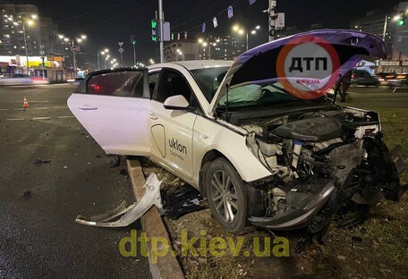 В Киеве такси влетело в Subaru: пострадала пассажирка (фото)