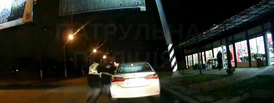 В Одессе нарушитель убегал от погони с полицейским, который застрял в окне автомобиля (видео)