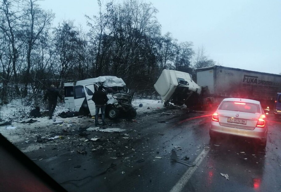 В Черниговской области в маршрутку врезался грузовик - фото, много погибших - фото 1