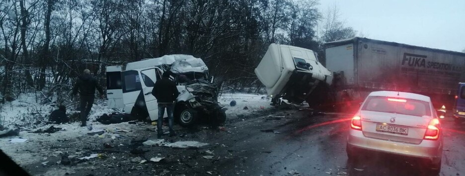 В Черниговской области грузовик раздавил микроавтобус: 11 погибших