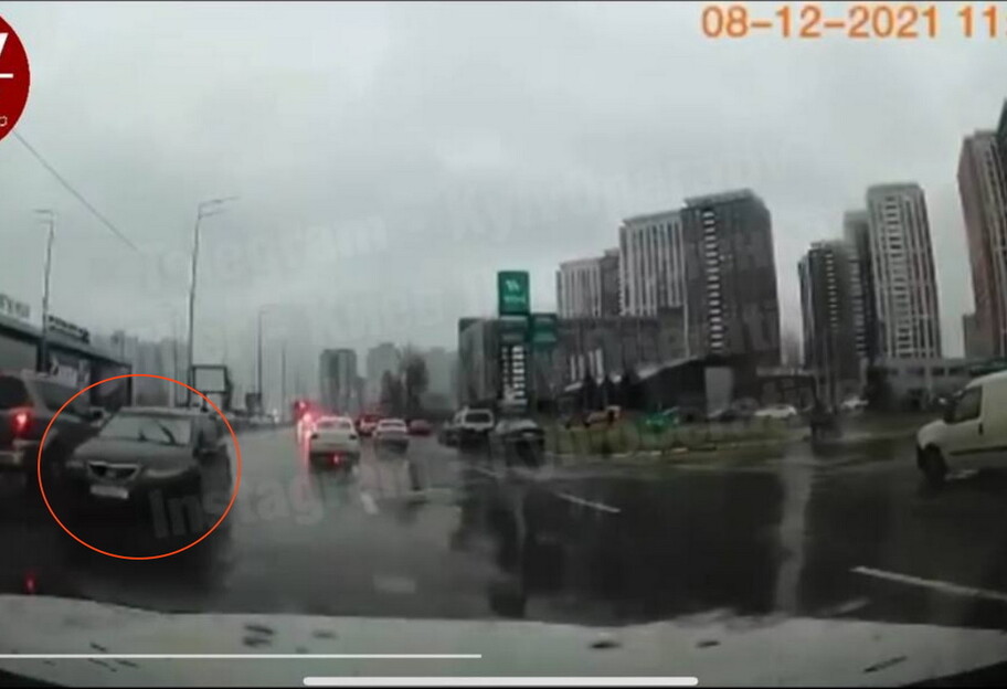 В Киеве Honda убегала от полиции по встречке, видео  - фото 1