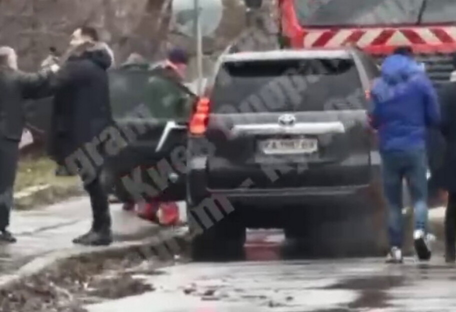 В Киеве водитель подрался с пешеходом, а его Toyotа врезалась в мусоровоз, видео  - фото 1