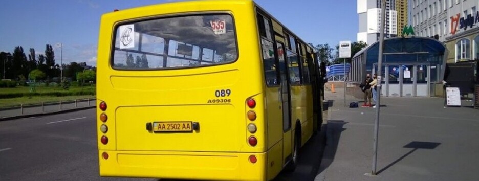 В Киеве мужчина вскрыл маршрутку ради мелочи (видео)