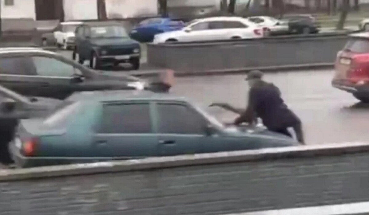 У Києві водій маршрутки оригінально затримав порушника (відео)