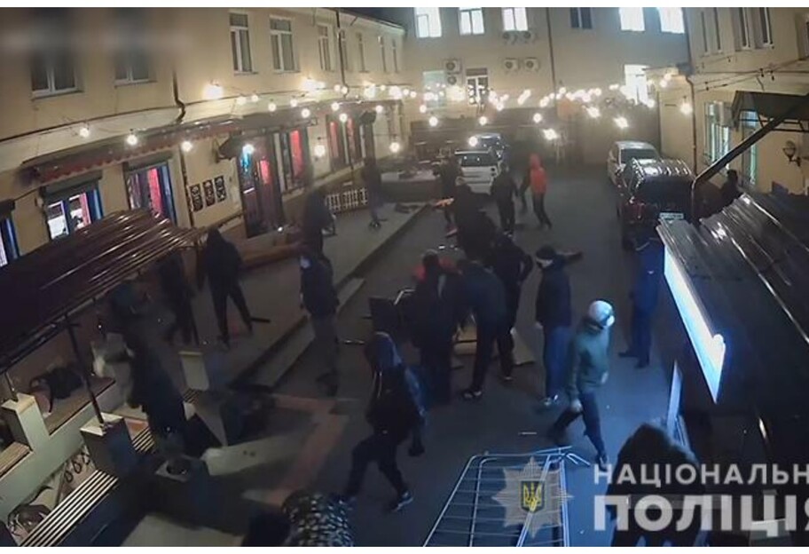 Бар Хвильовий у Києві розгромили - поліція оголосила підозри, відео - фото 1