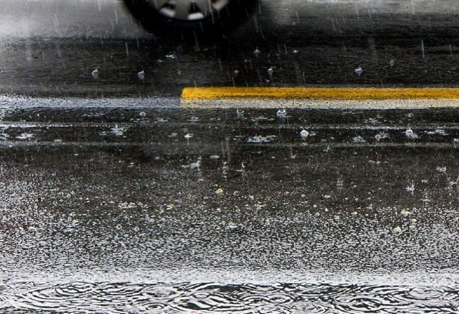 ДТП в Киеве - Тойота на мокрой дороге не справилась с управлением  - фото 1