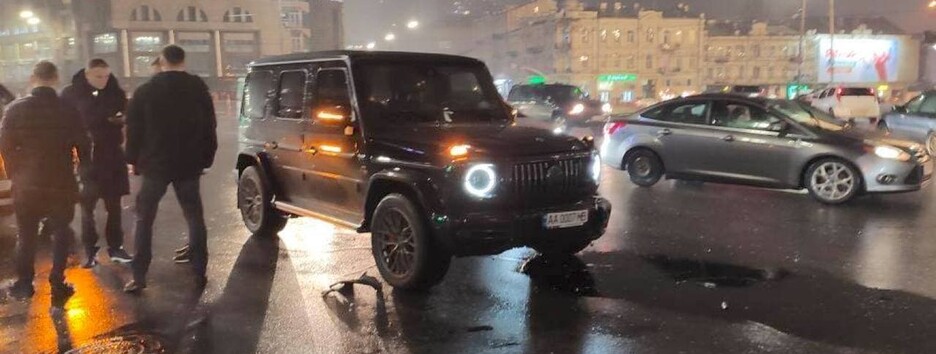 В центре Киева Mercedes с номерами 0007 