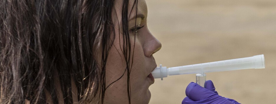 В США изобрели дыхательный тест на коронавирус: работает как драгер 