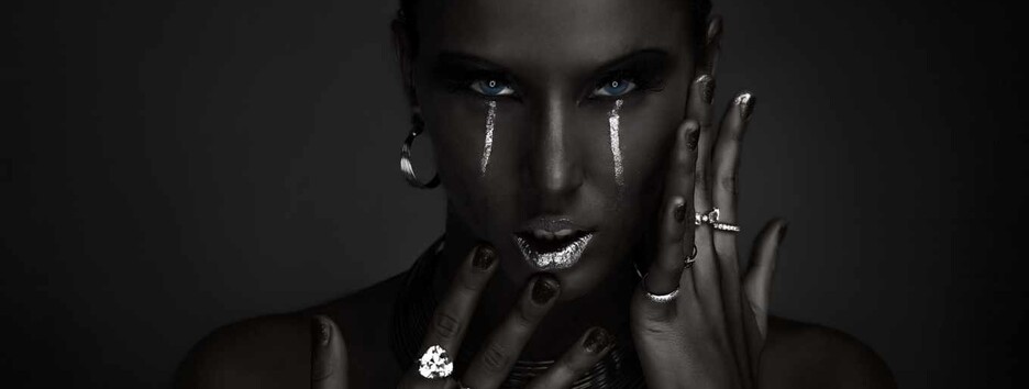 Вызывает агрессию: каким знакам Зодиака нельзя носить серебро