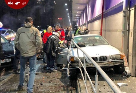 В Киеве авто с пьяными иностранцами протаранило стену ТРЦ 