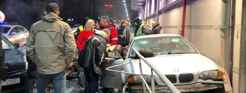 У Києві авто з п'яними іноземцями протаранило стіну ТРЦ