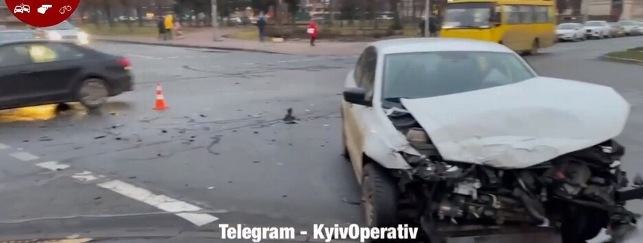 Не поділили перехрестя: у Києві таксі зіткнулося з авто патрульних (відео)