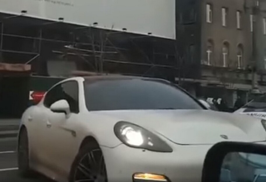 У центрі Києва Porsche не зупинився на вимогу поліції та втік – відео - фото 1