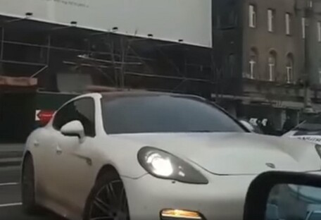 На Хрещатику у Києві водій Porsche відмовився підкоритися поліції (відео)
