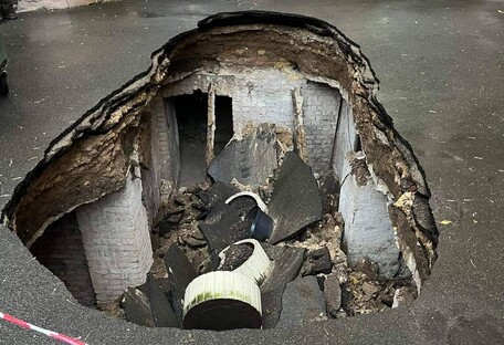 В центре Киева новый провал: под асфальтом неожиданно нашли старинное здание (фото)
