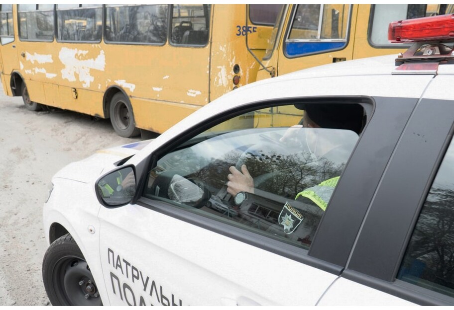 В Киеве полиция нарушила ПДД, но выписала штраф водителю - видео - фото 1