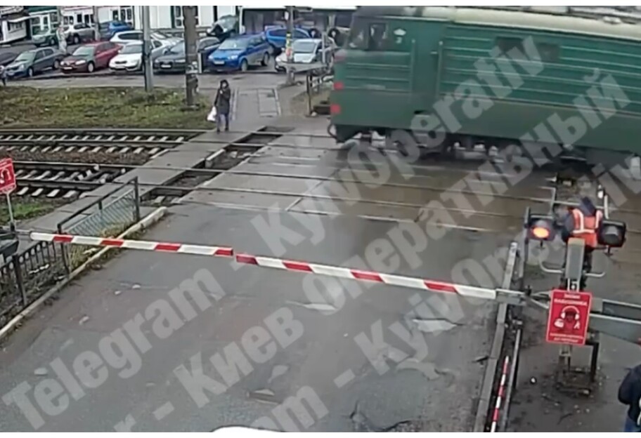 У Тарасівці жінку збив потяг - камера зняла шокуючі кадри це на відео - фото 1