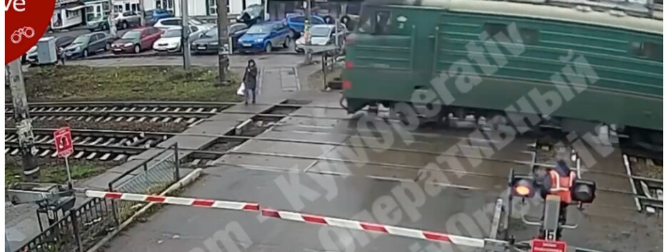 Під Києвом жінка не помітила потяг та загинула: трагедія потрапила на відео