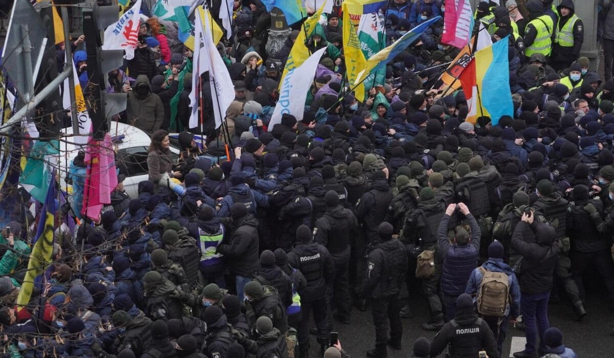 ФОПи жорстко б'ються з поліцією: що відбувається під Радою (фото, відео) фото