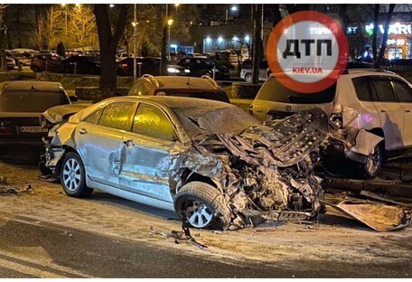 Разбил десяток машин и сбежал: в Киеве ночью произошло масштабное ДТП (фото, видео)