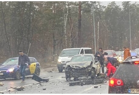 Под Киевом масштабное ДТП с пострадавшими: столкнулись пять автомобилей (видео)