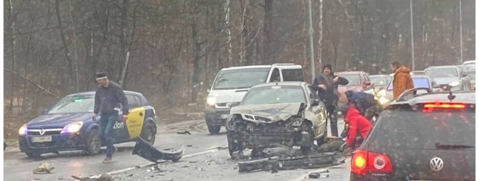 Під Києвом масштабна ДТП із постраждалими: зіткнулися п'ять автомобілів (відео)