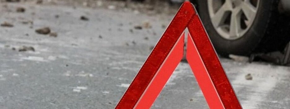 У Києві п'яний водій перевернув вантажний Mercedes (відео)