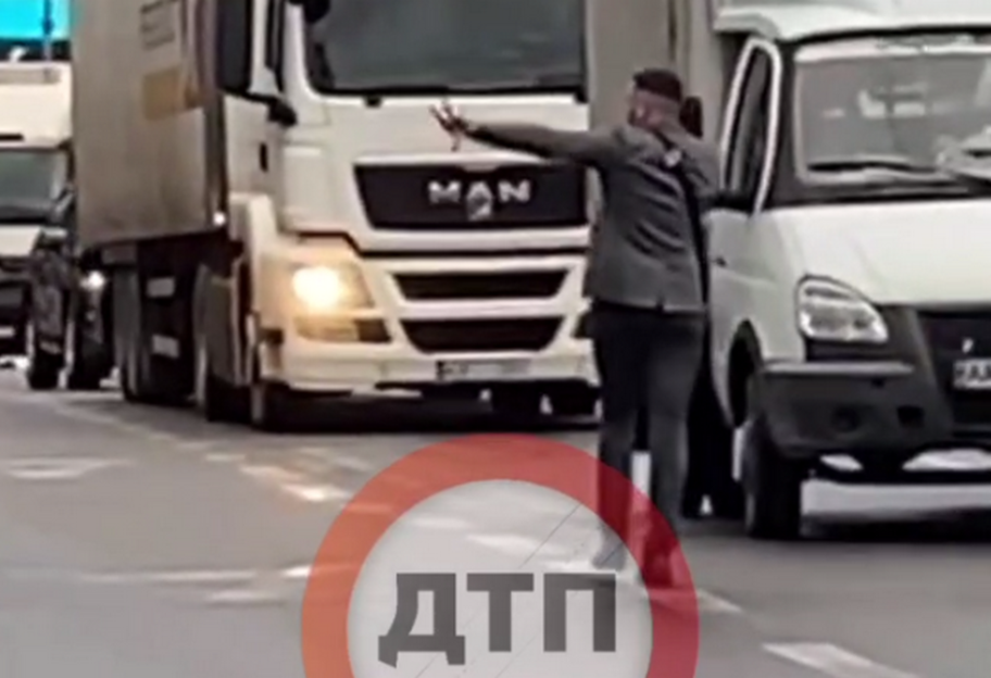 У Києві чоловік прогулявся зустрічною смугою, відео - фото 1