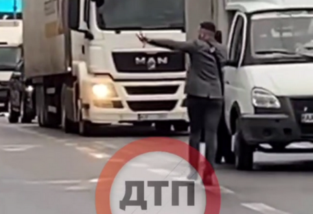 В Киеве мужчина шел по трассе навстречу авто, снимая себя на видео