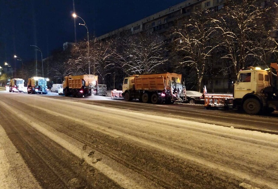Снігопад у Києві – як уночі техніка прибирала вулиці – фото - фото 1