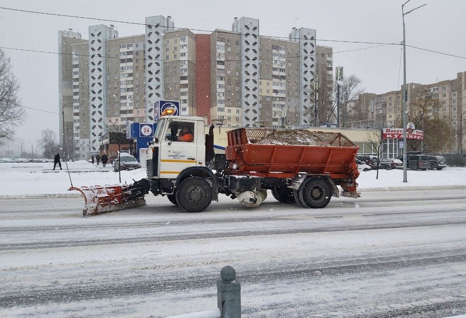 Пробки в Киеве - из-за снега и гололеда много ДТП, машины стоят - видео - фото 1
