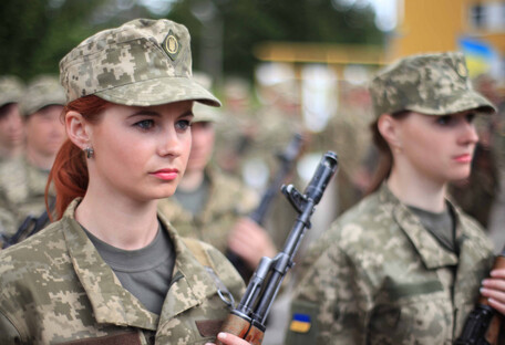 Минобороны расширило список профессий, который обязывает женщин становиться на воинский учет