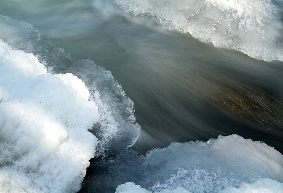 В Киеве на озере Тельбин девушка провалилась под лед - видео - фото 1