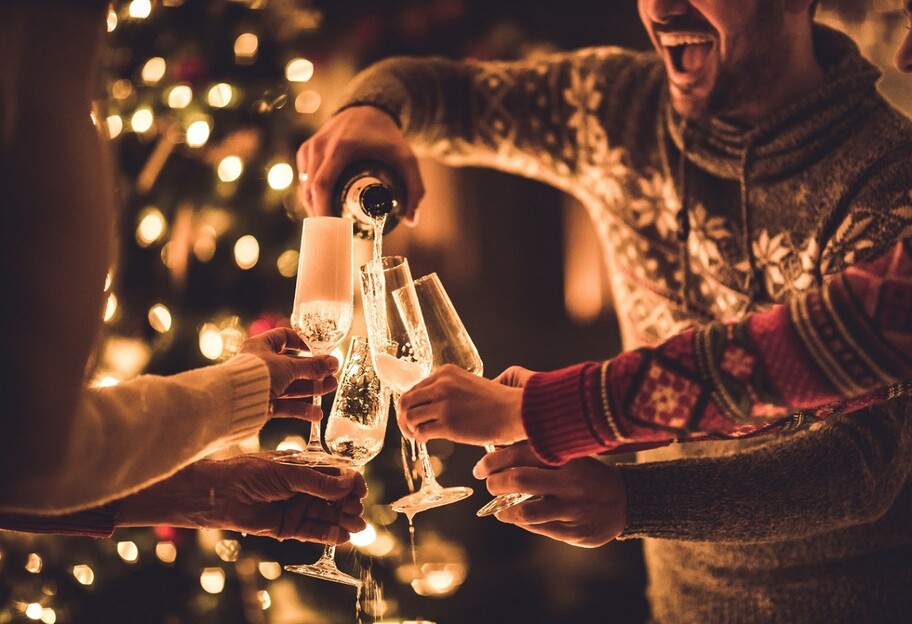 Гороскоп на Новий рік 2022 - яким знакам Зодіаку не можна вживати багато алкоголю - фото 1