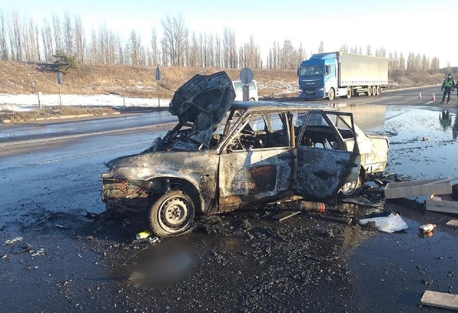 ДТП под Киевом - машина сгорела дотла - видео  - фото 1