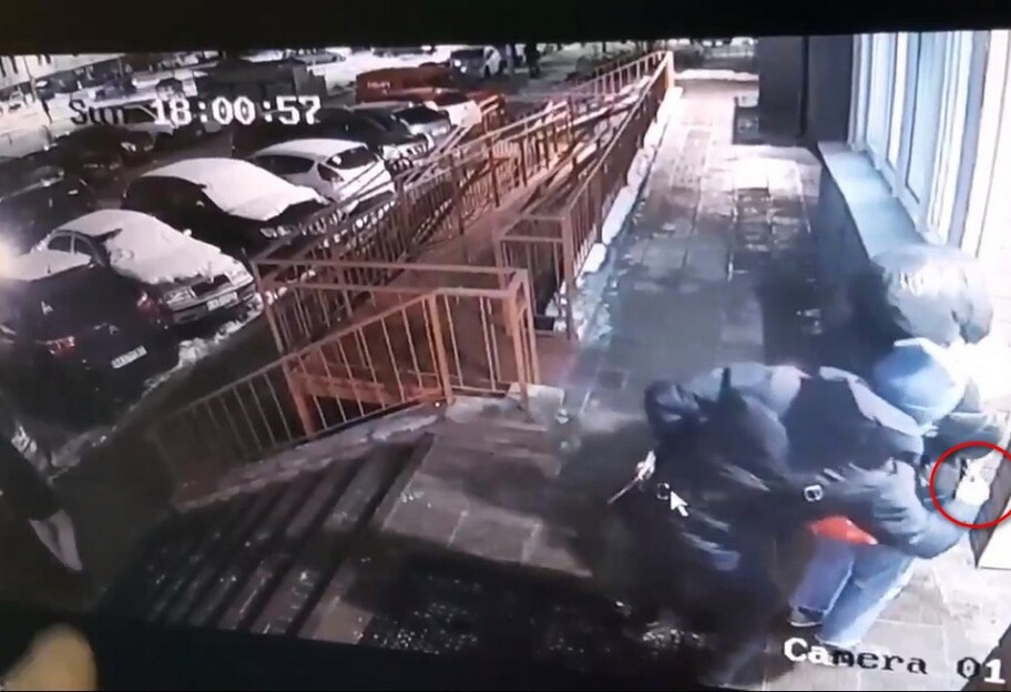 У Києві у жінки вкрали телефон - відео пограбування - фото 1