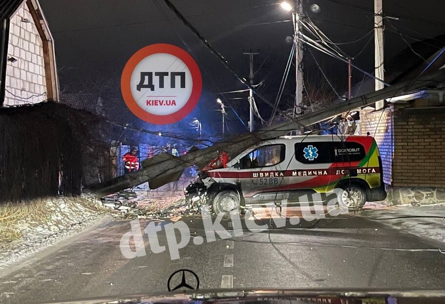 ДТП под Киевом – на скорую упал бетонный столб - фото 1