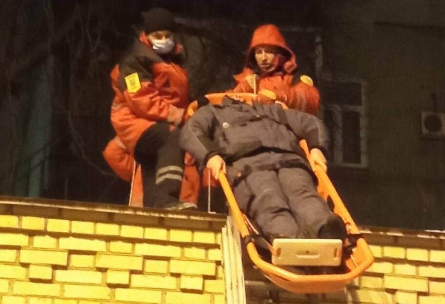 В Киеве спасатели уронили травмированного человека – видео - фото 1