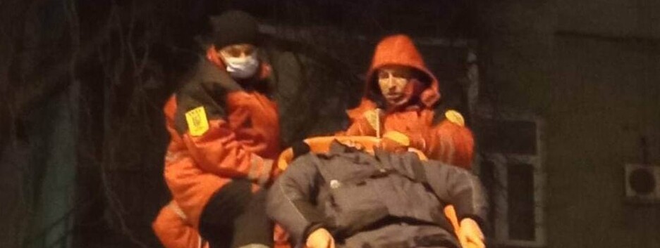 В Киеве спасатели уронили человека, снимая его с крыши (видео)