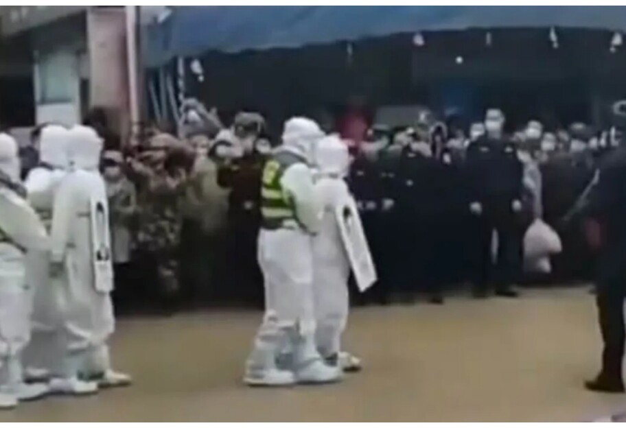 Марш позора в Китае - нарушителей карантина провели по городу с табличками - видео - фото 1