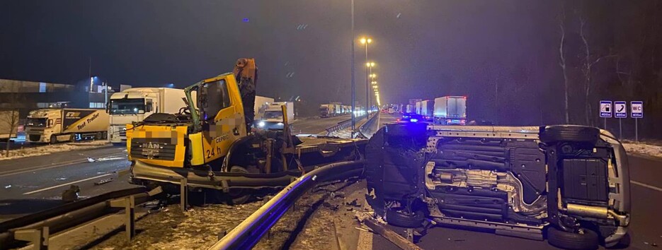 Під Києвом ДТП за участю вантажівки та евакуатора перекрило рух в обидві сторони