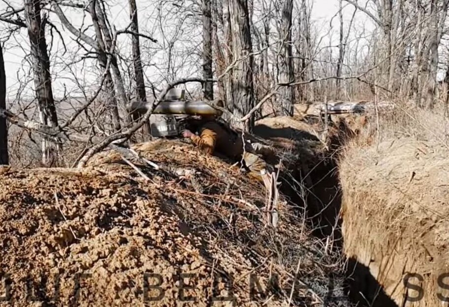 Война на Донбассе - видео, как грузовик с боевиками подорвали добровольцы - фото 1